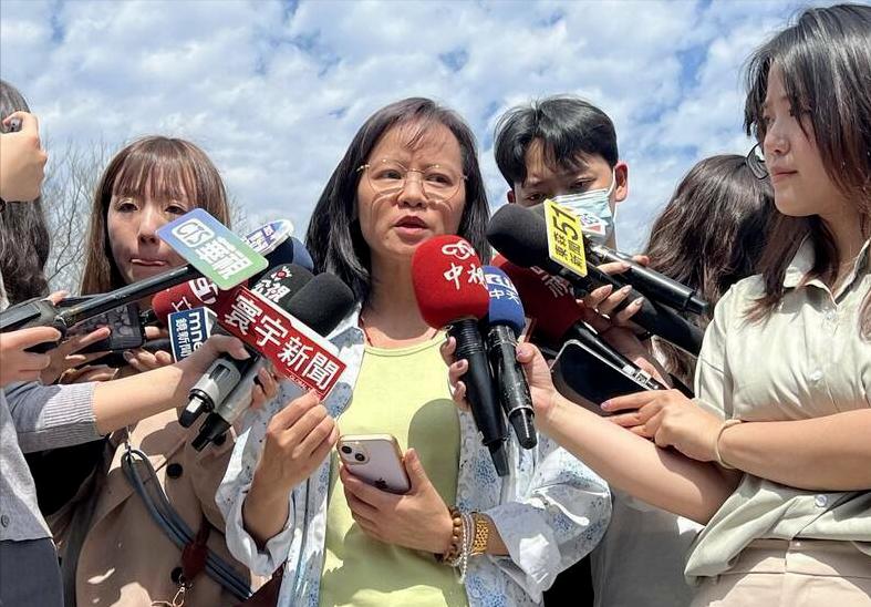 区桂芝主张“台湾人就是中国人”，深绿主播张雅琴叫嚣：喜欢当中国人可以移民过去台