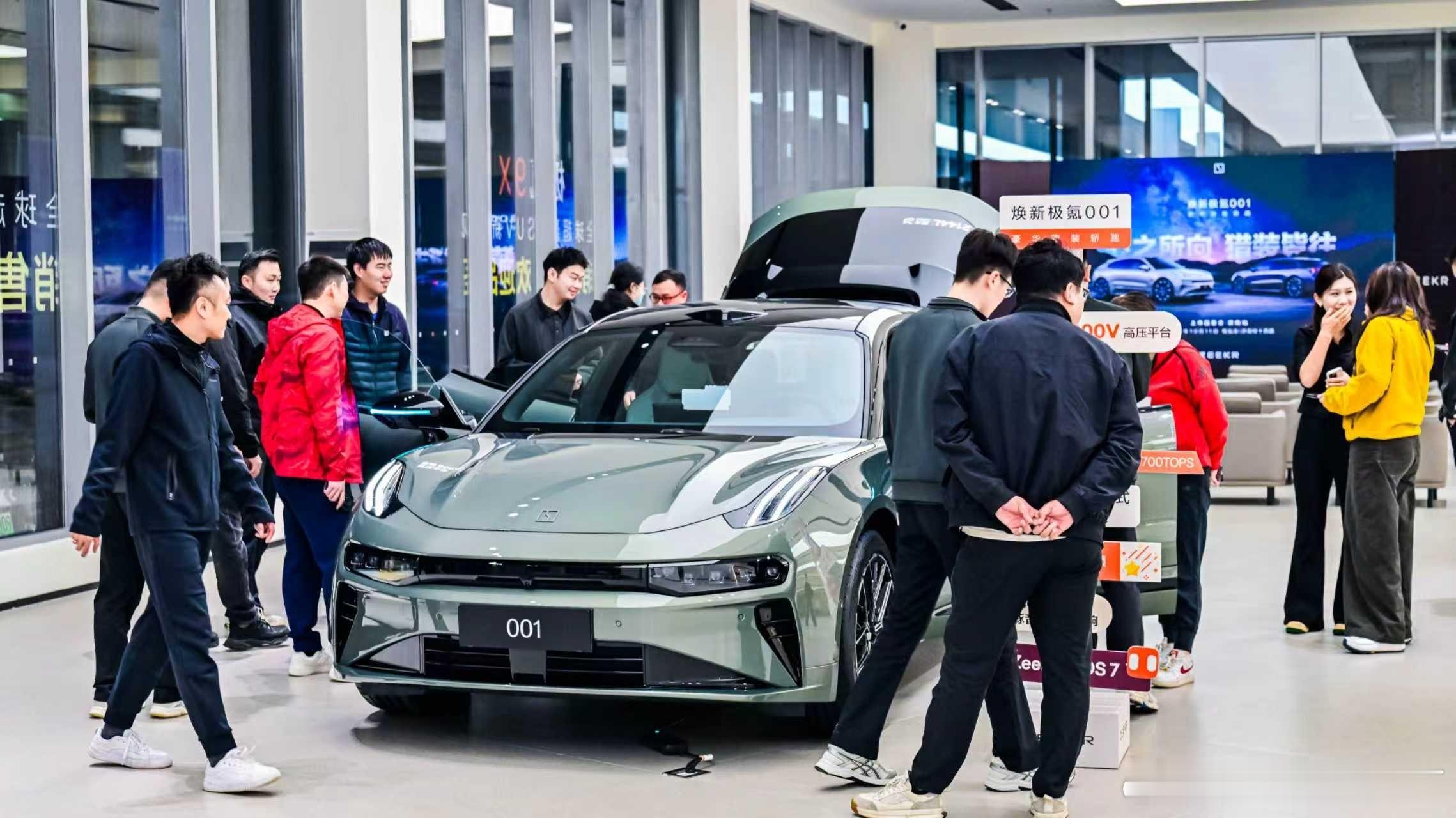 这一阵子极氪9X和焕新001上市极氪再次成为了焦点焕新001上市后订单迅速破万远