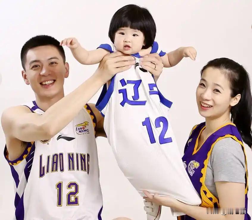 杨鸣家的那些事儿，大家都挺好奇的网上好多人都在说，杨鸣老婆真漂亮，有人说像美