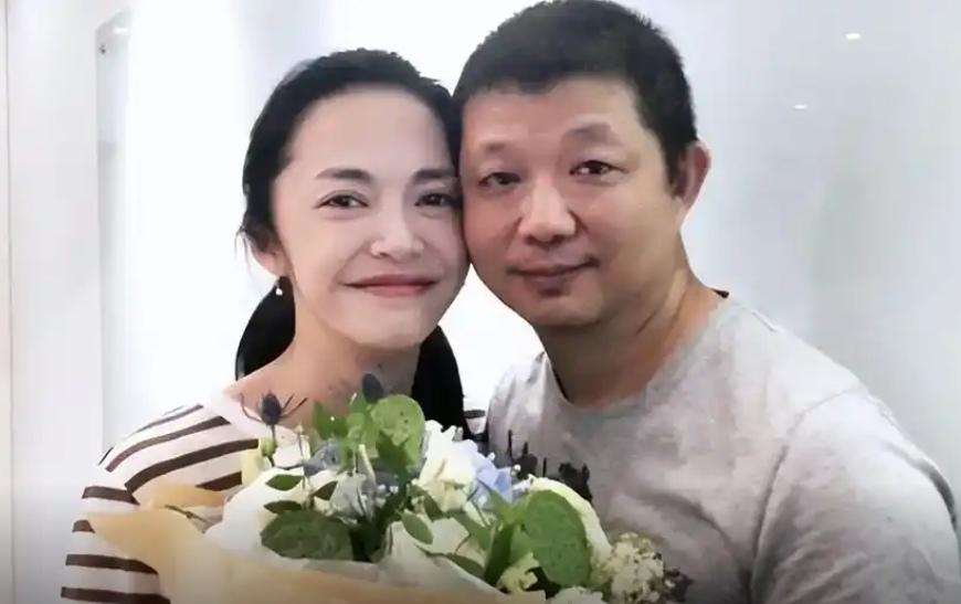 姚晨离婚，看似云淡风轻，却藏着成年人婚姻最现实的退场姚晨、曹郁14年的婚姻，