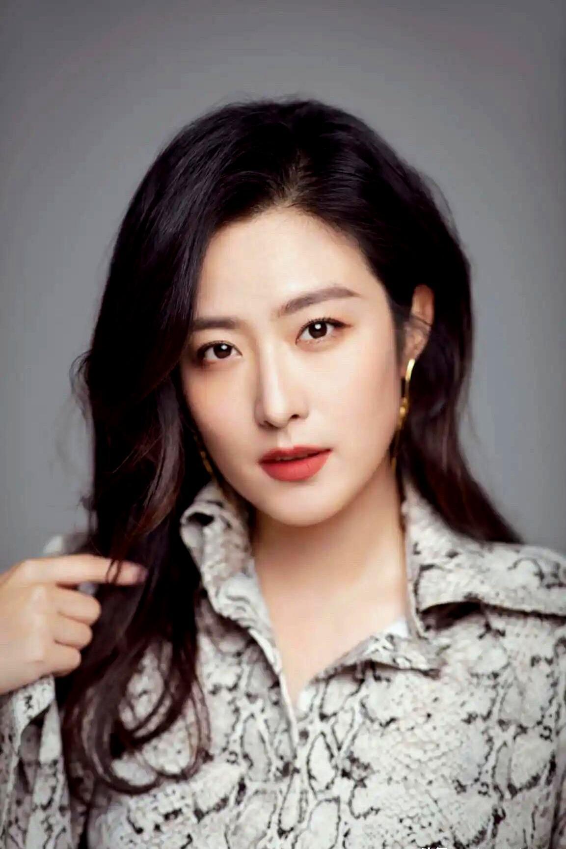 出道22年零绯闻的女演员，42岁不婚不育反倒圈粉无数。拍《人世间》前一天才