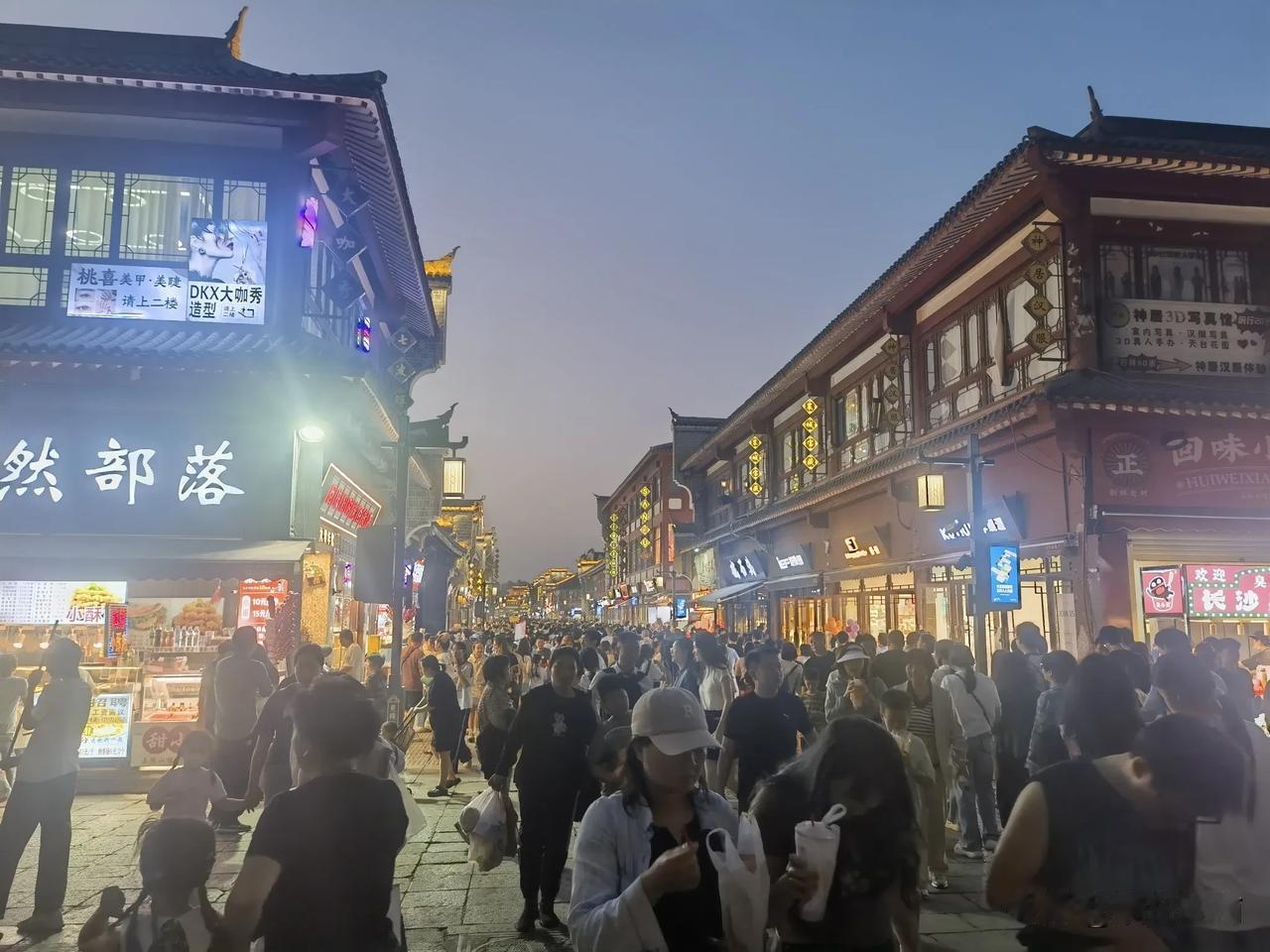 五一假期，各大景点人潮熙攘闹市中，灯火阑珊处相逢！值得一逛的古城喜欢这座古城