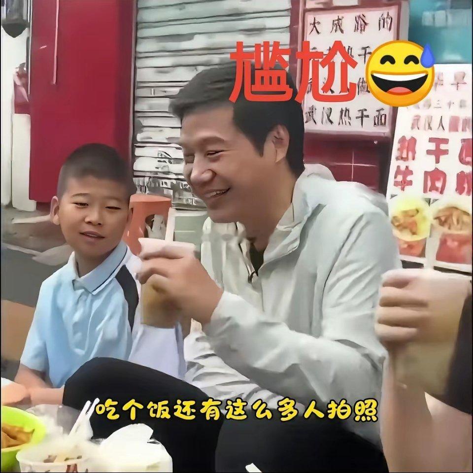 雷军原本想效仿一下黄仁勋街头吃面展现一下自己的亲民形象！结果被一名十一二岁的小姑