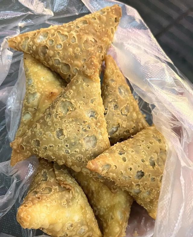 河南美食，糖三角脆，一口爆浆攻略！河南人的童年本命小吃，糖三角脆（炸糖角），外