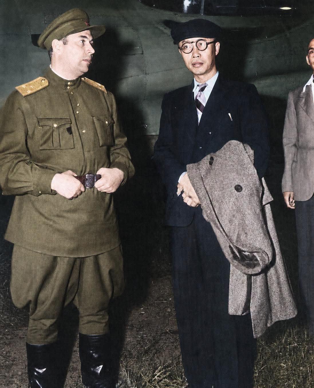 1945年8月，被苏联俘虏的溥仪​。老照片老照片的故事溥仪写真