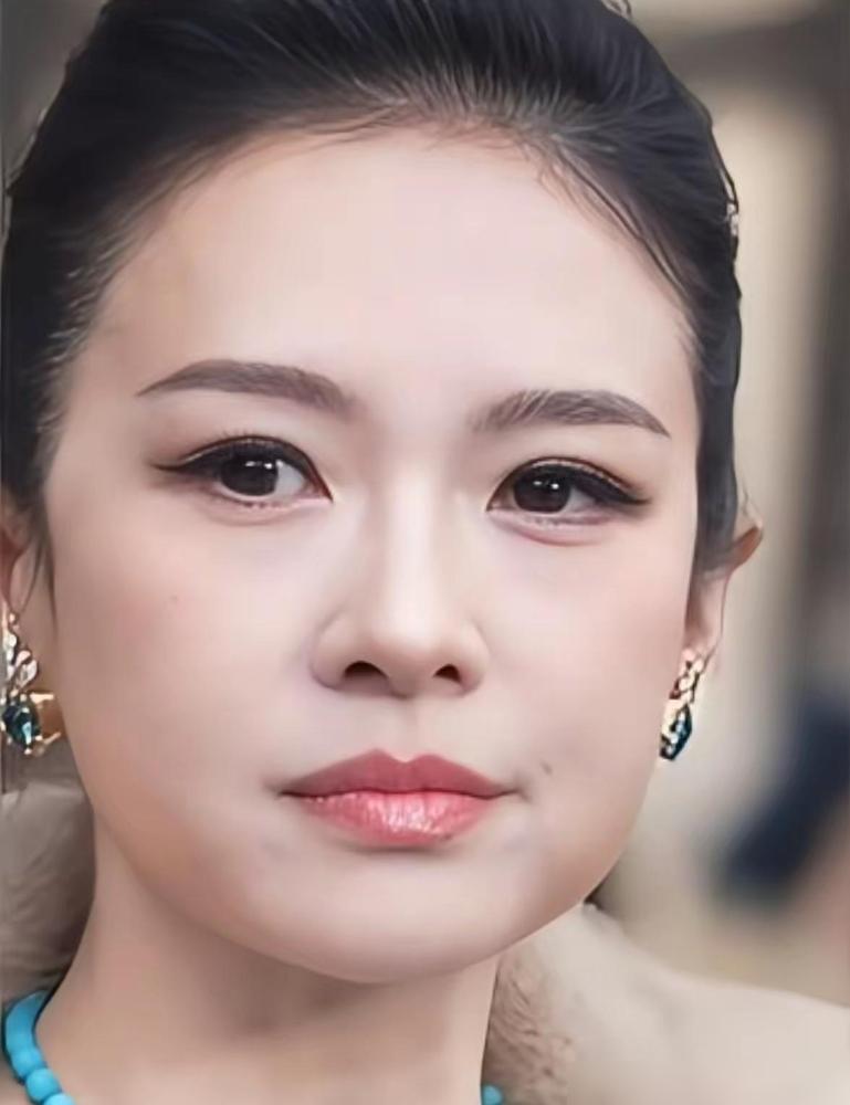 章子怡的脸怎么了？苹果肌鼓得像塞了俩核桃，嘴角都扯不动了。你刷到她最近活动的