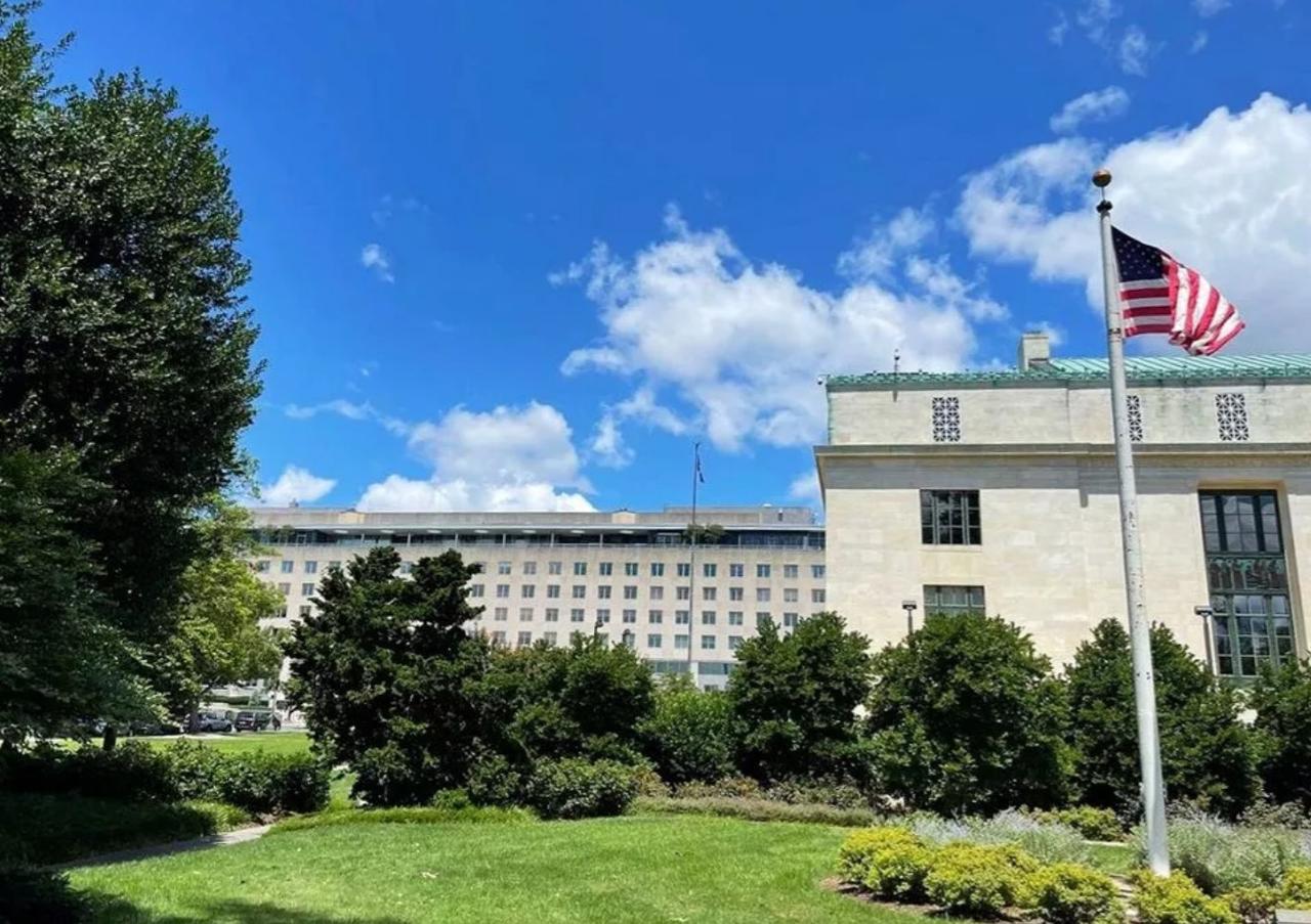 美国这一次终于尝到苦头了，美国务院再次喊话美国公民，立即离开委内瑞拉！因为连日