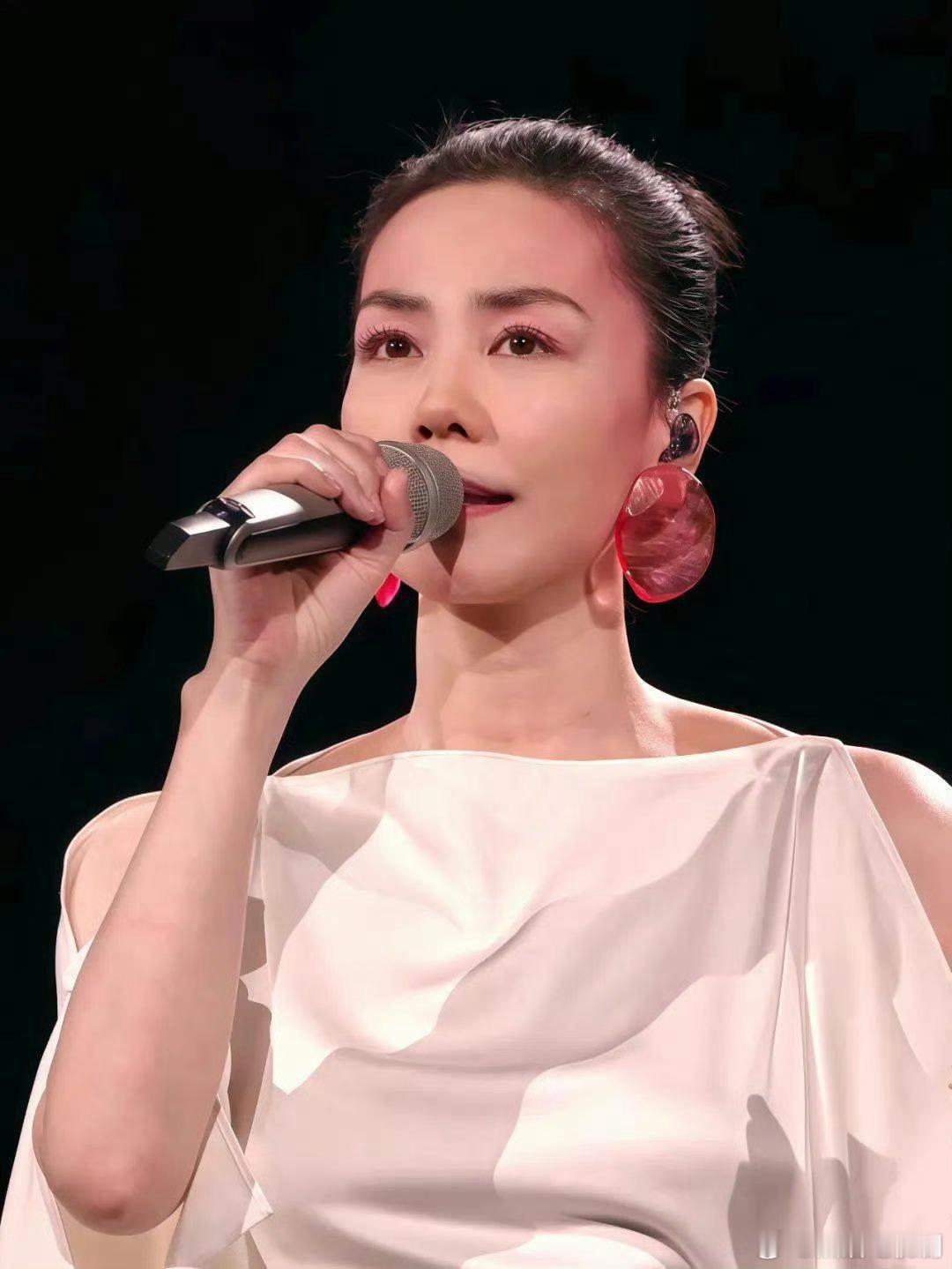 爱上打麻将的女歌手不会打麻将的歌手不是好歌手，天后王菲，可以说唱歌不好但不能说麻