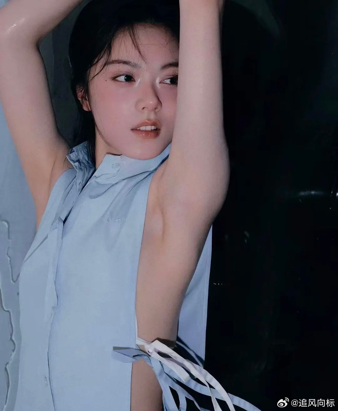 赵今麦这衣服和这拍照姿势表情有点♂凝