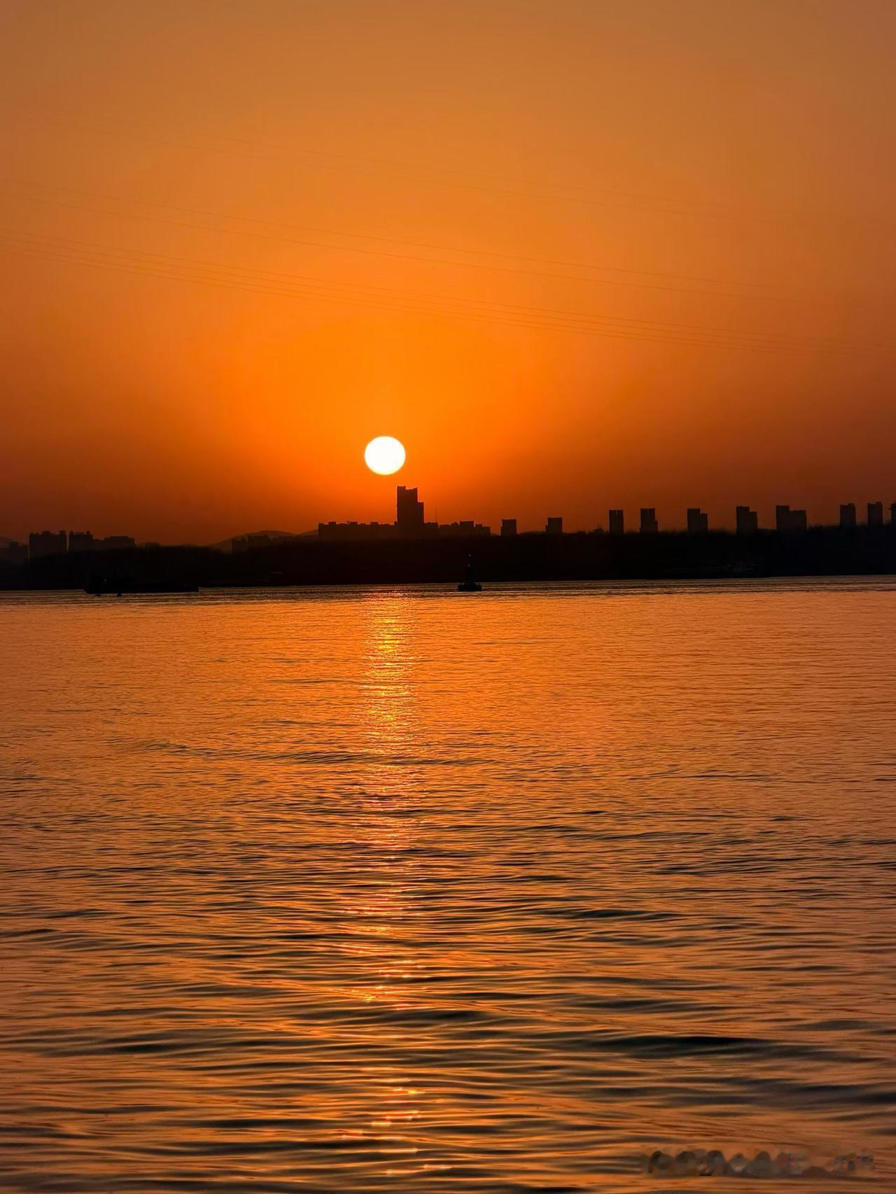 中国人的主要资产是房子，房子占绝大多数家庭资产配置的70%～80%。而股市投