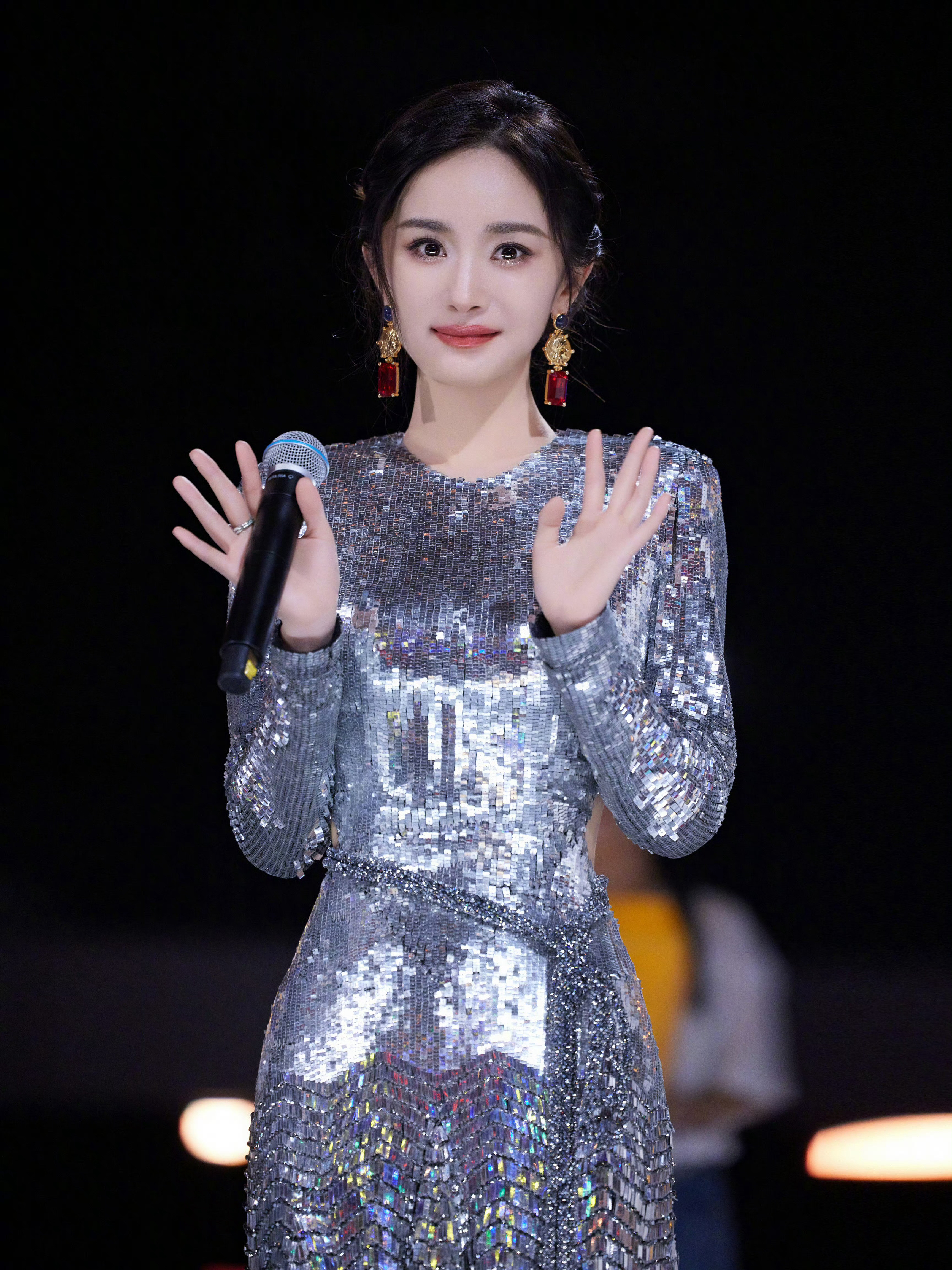 杨幂ym杨幂宁绣绣晨光映入双眸纵使万千世事常变而我们的爱却永不消弭早安