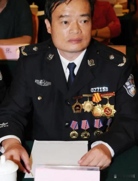 1990年，24岁的缉毒警明正彬，打入毒贩内部。哪料，在一次交接货时，一名警察突