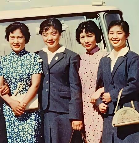 上世纪五、六十年代，中国影坛最美的和最红的女演员同框，她俩身穿碎花旗袍，一青色