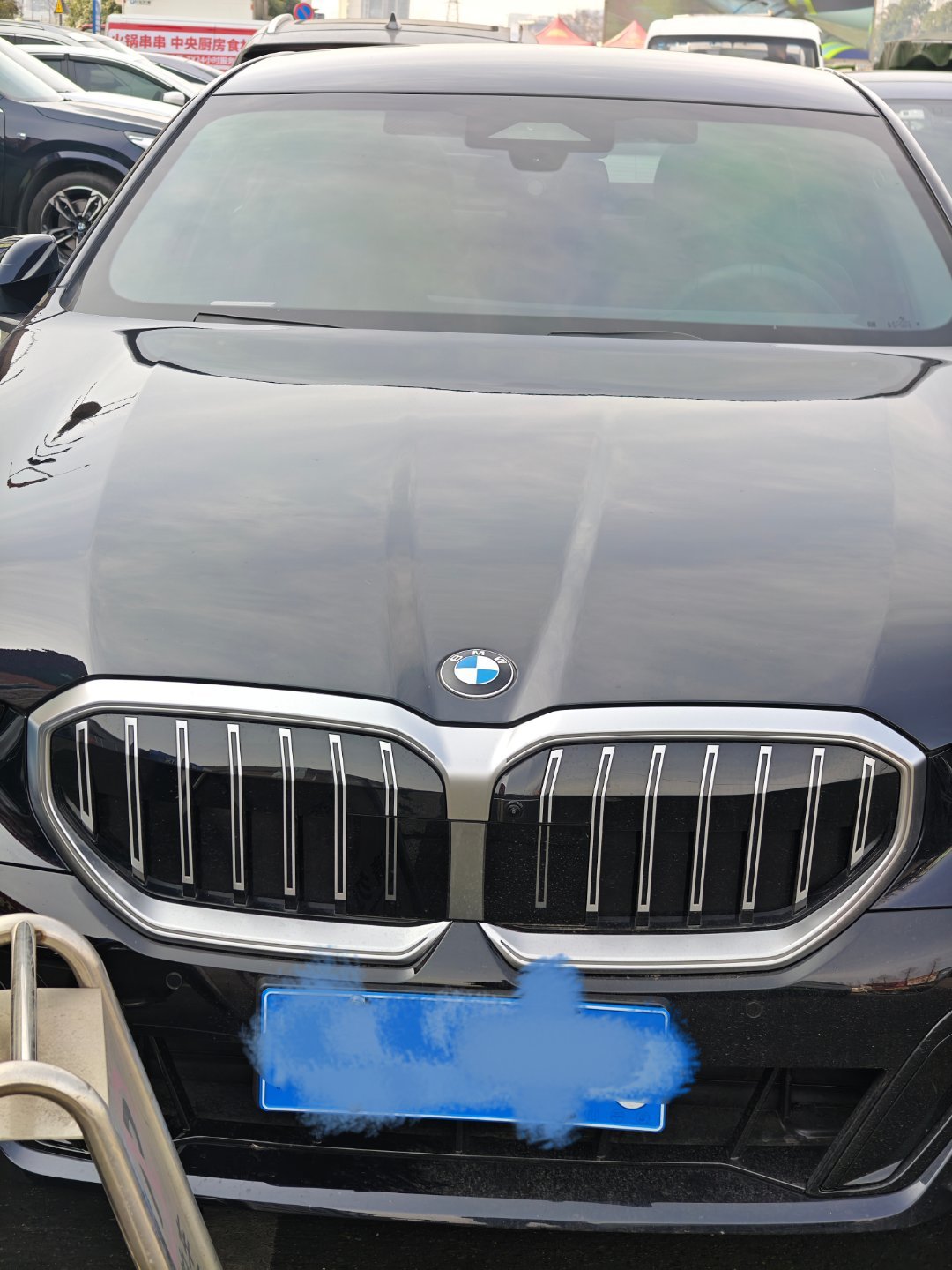 宝马新5系前面这个没居中的摄像头，强迫症看了好难受