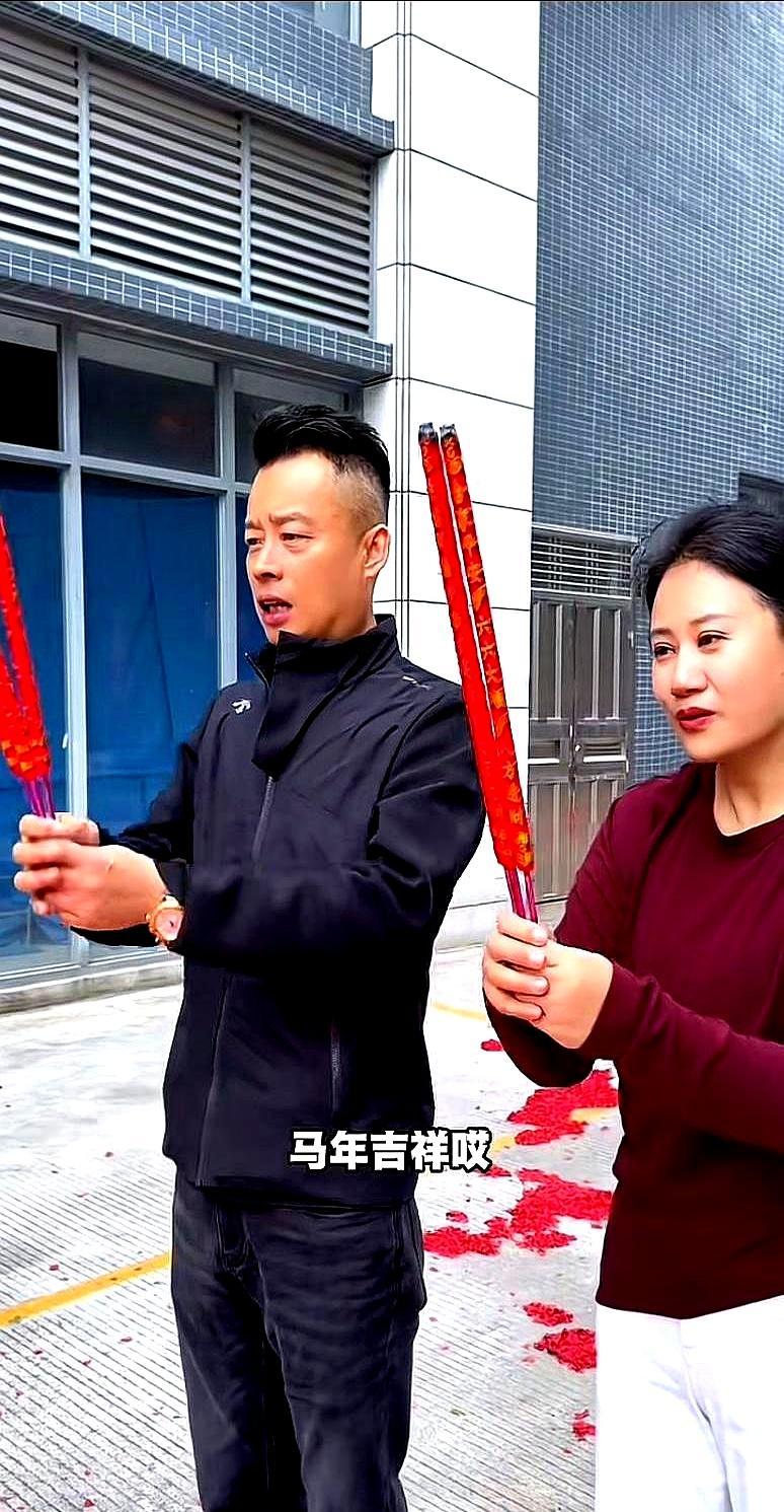 老板祈福穿别家衣服，这信号比香火还刺眼。广东中山，男装品牌“问道”创始人陈锦康