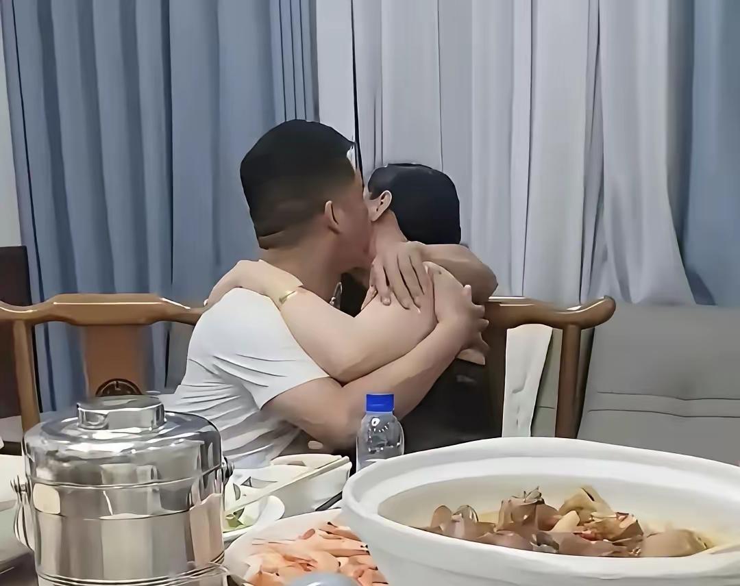 同学聚会变味了！明目张胆的和同学抱抱亲亲这…你问我答不懂就问
