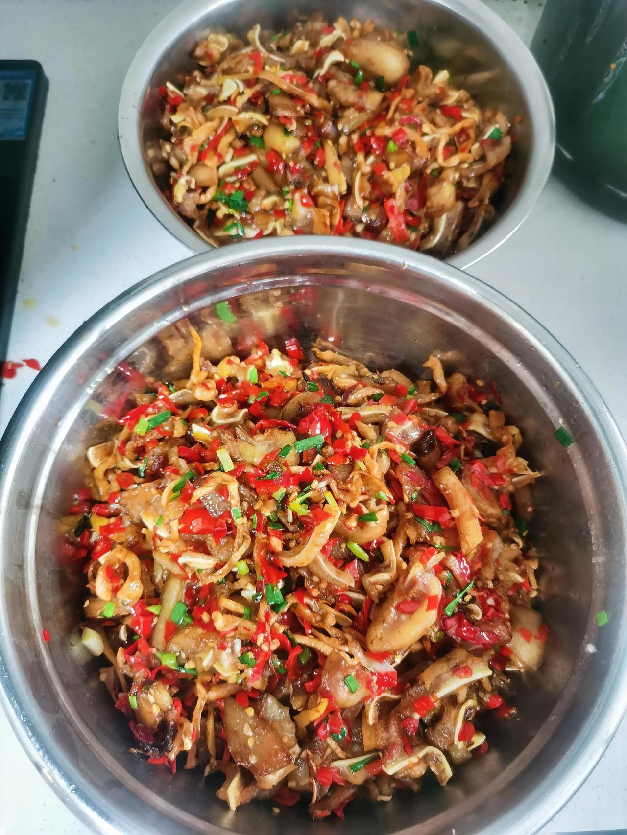 今日食堂家常菜谱：萝卜干炒猪耳朵麻婆豆腐冬瓜汤。窝在这个小小的世界里，