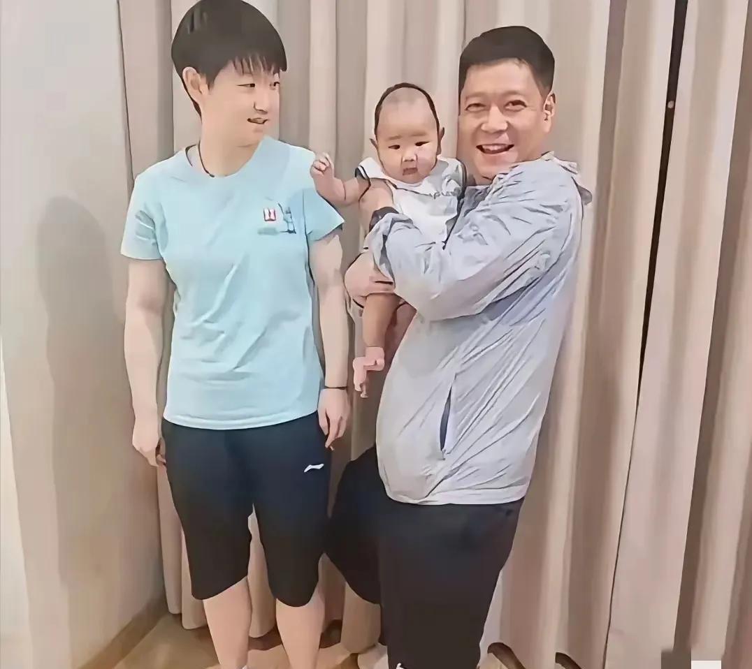 你们快看，孙颖莎左右胳膊，差了也太多了吧。都说孙颖莎靠三板斧，也就是发球加