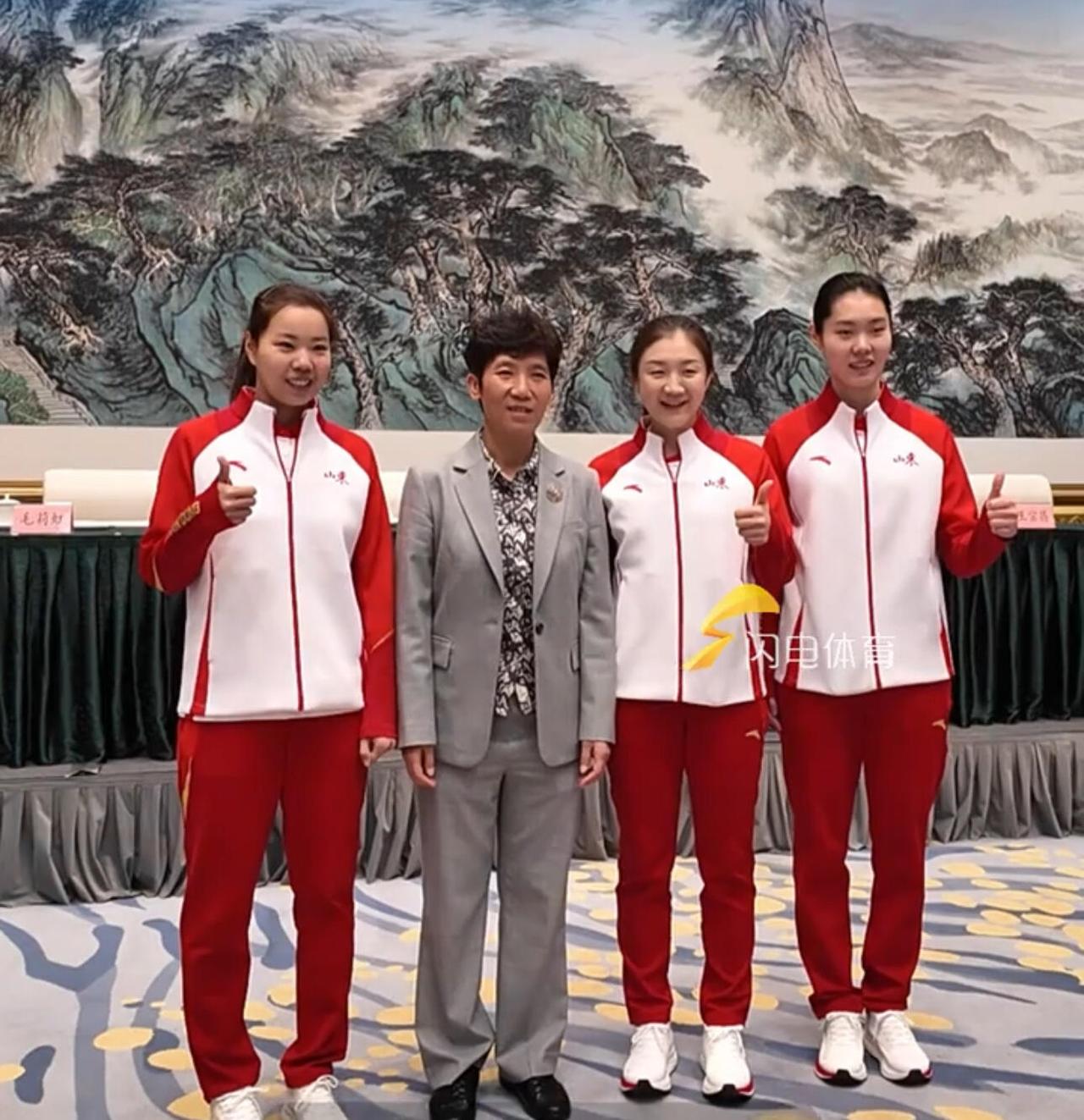 陈梦是表彰大会上的靓姐，回到山东作为代表发言，还做回了山东小梦姐！他们真把梦姐