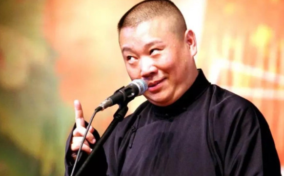 那年，姜昆公开说：“郭德纲对相声的贡献是巨大的，他带火了正在走下坡路的相声，这一