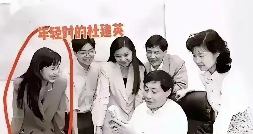 年轻时的杜健英和宗庆后要是当时的宗庆后没有结婚这一对看着也男才女貌每日工作