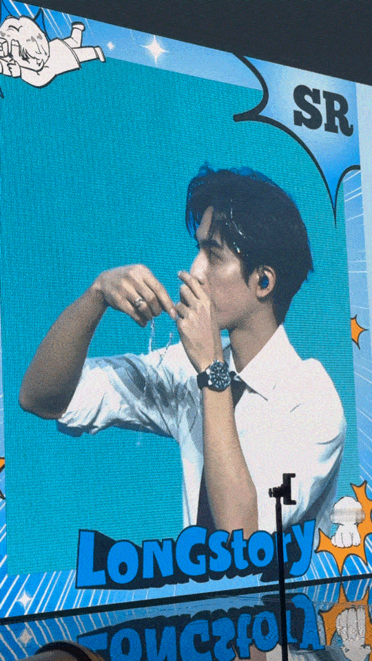 谁来教教宋威龙怎么戴脸链宋威龙戴脸链的方式真的很宋威龙，别人都是规规矩矩戴脸上，