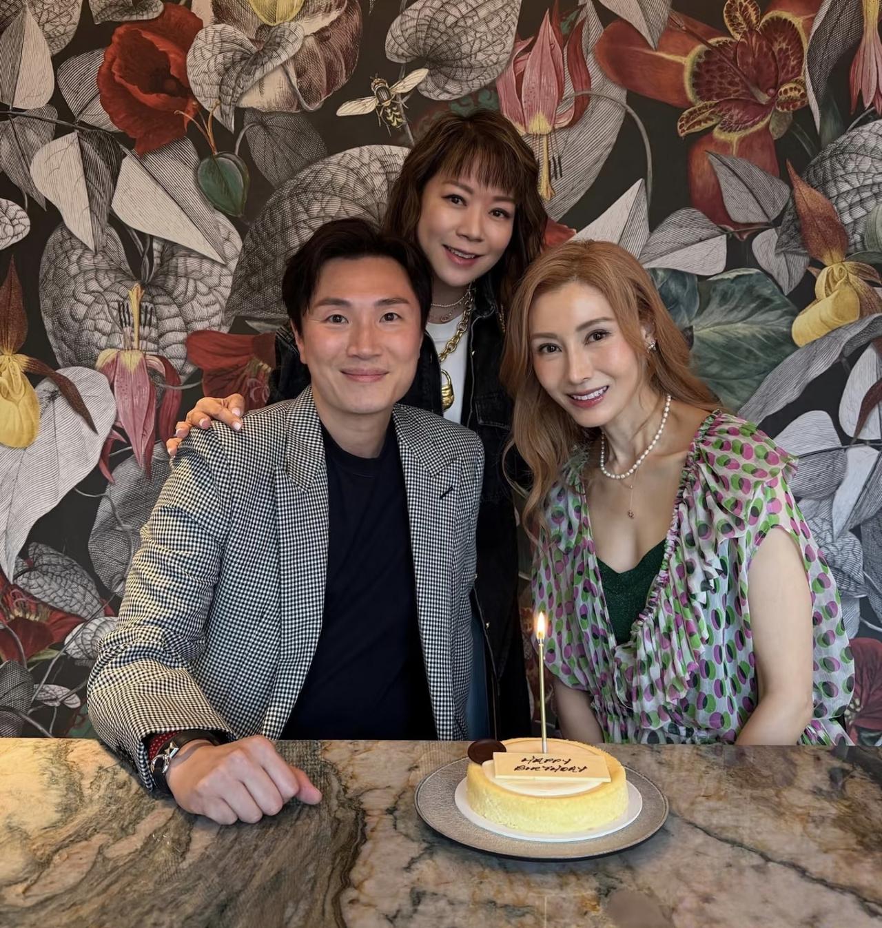 56岁李嘉欣和朋友提前庆祝生日，她穿着一件低胸裙子，留着一头黄毛，脖子上戴着一串