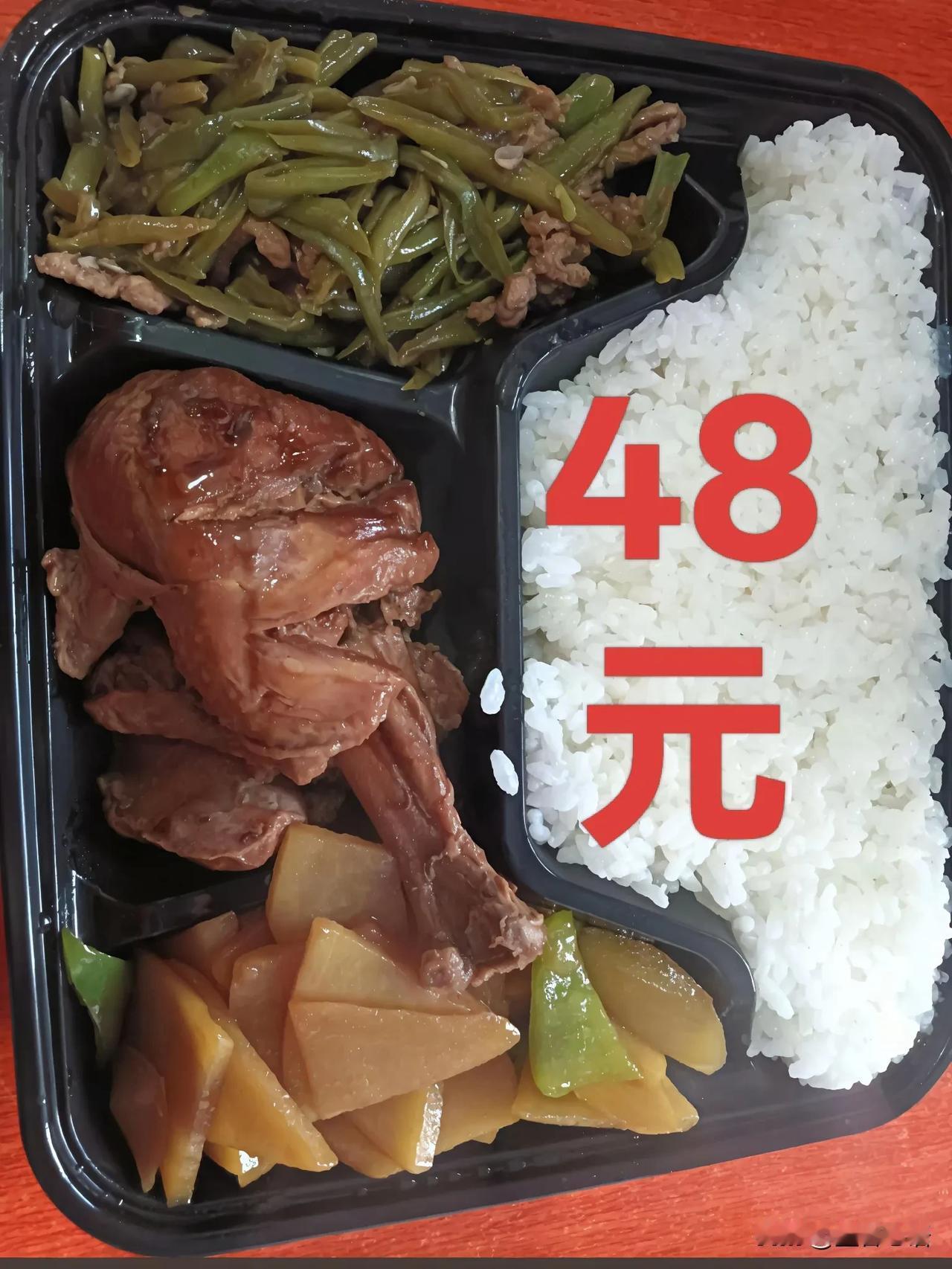 最近跟老表在香港逛了下，饿了想买份盒饭垫垫。瞅着一份豆角炒肉配鸡腿，分量就那么一