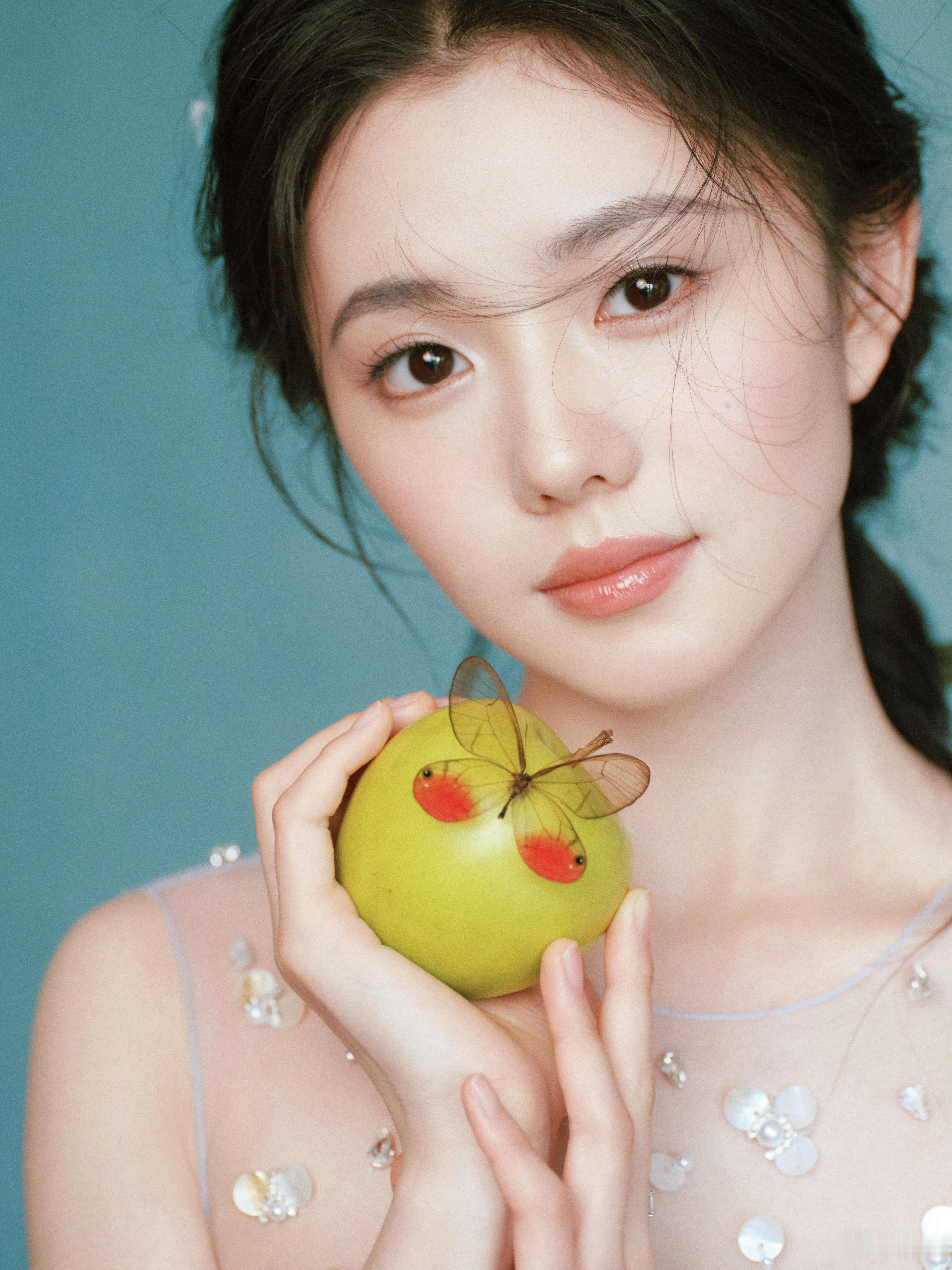 刘浩存被男粉强行合照代拍就代拍还男粉，粉丝可不会这么没素质