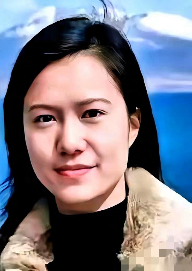 都以为翁帆在等一场“豪门继承”，结果她转身在深圳买了套写自己名字的房——这才是成