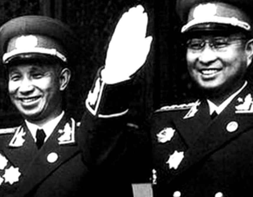 1955年，正在医院静养的粟裕倚在躺椅上读报，忽然一阵急促的电话铃声打破了病房的