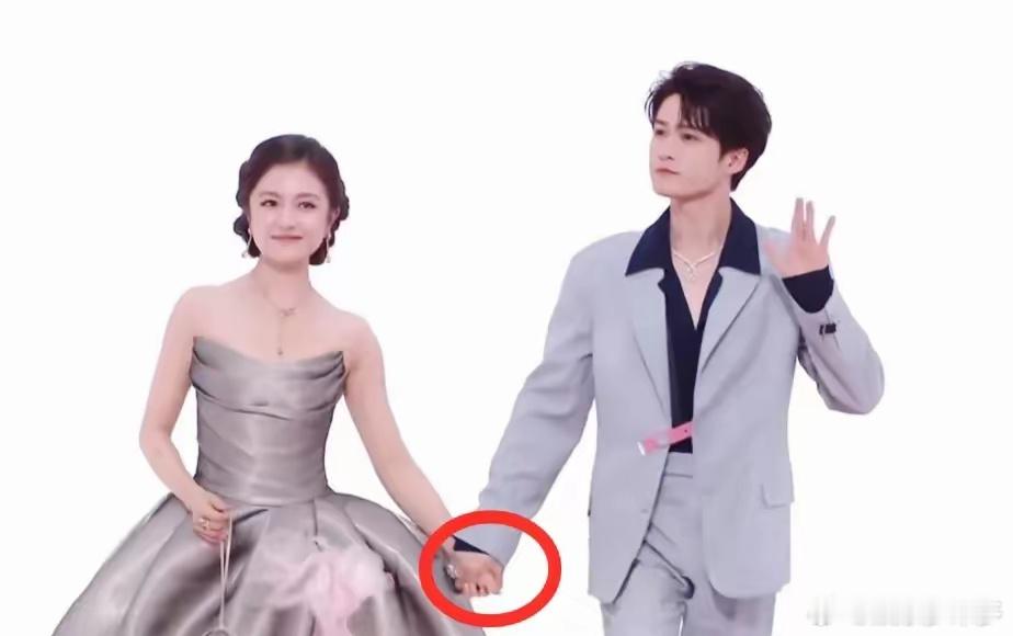 不知道大家发现没有这次星光大赏檀健次和李兰迪走红毯的时候有个小细节，那就是檀健次