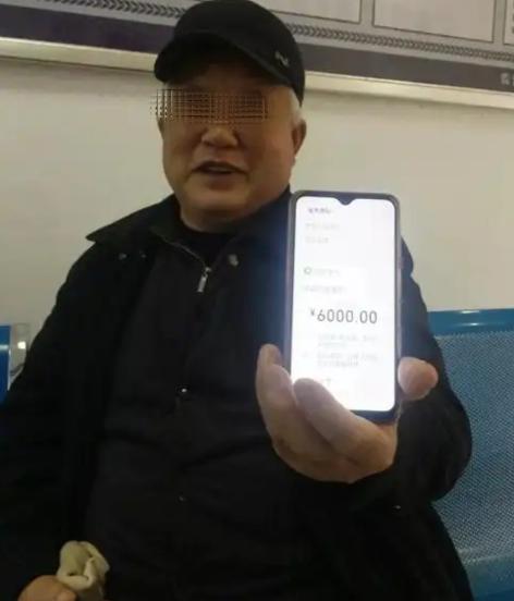 福建厦门，男子为儿子还清购车款后，又连着2年每月给儿子转账6000元，帮他还高额