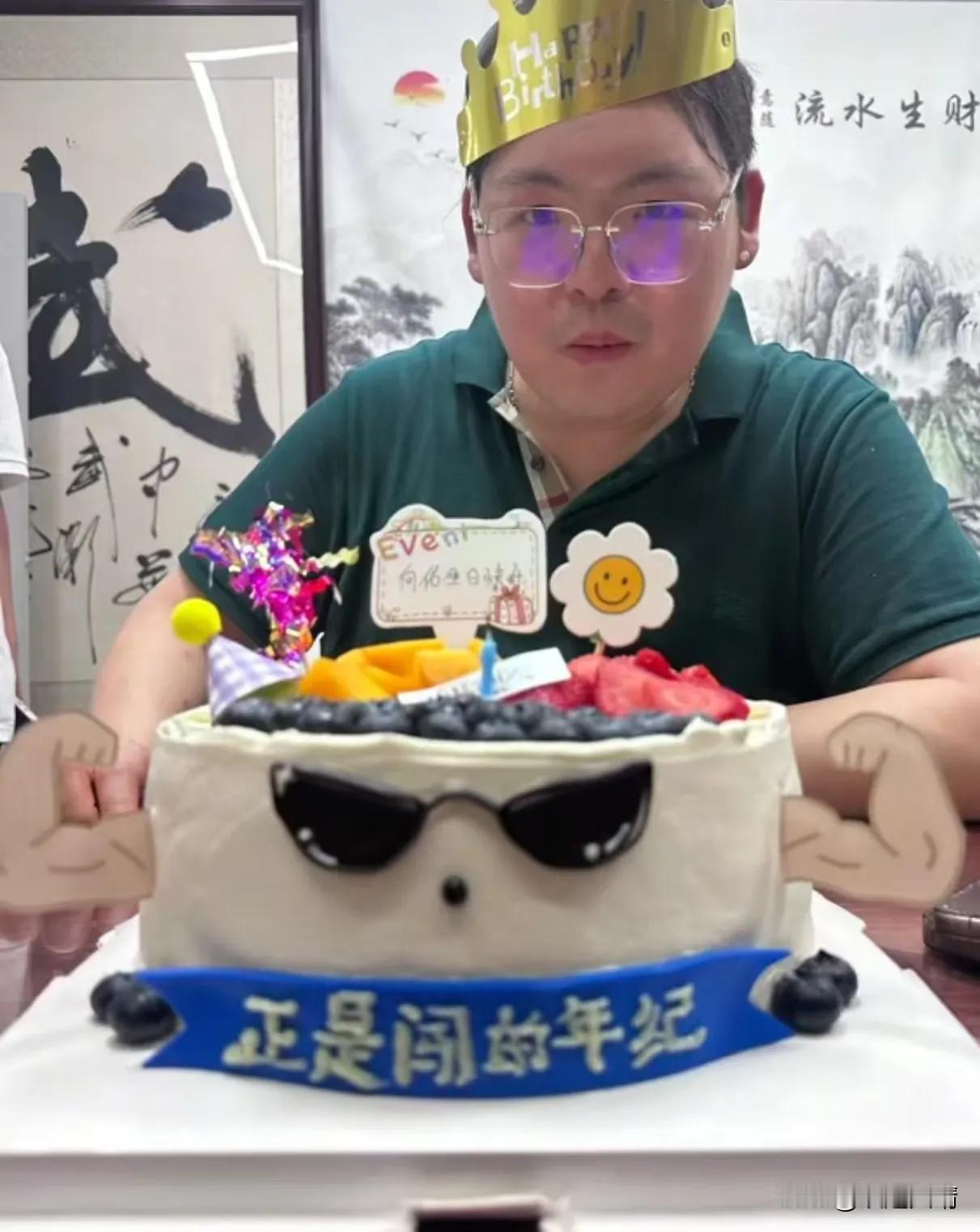 近日，向佑icon开通了个人账号，关注了向华强icon和向佐icon，还发视频感