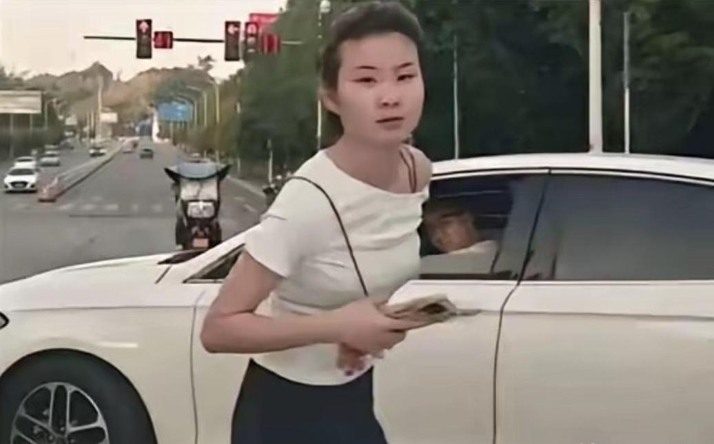 重庆街头拦车这事闹大了，这名女子这下彻底没脸见人，就连她丈夫也跟着颜面尽失。如