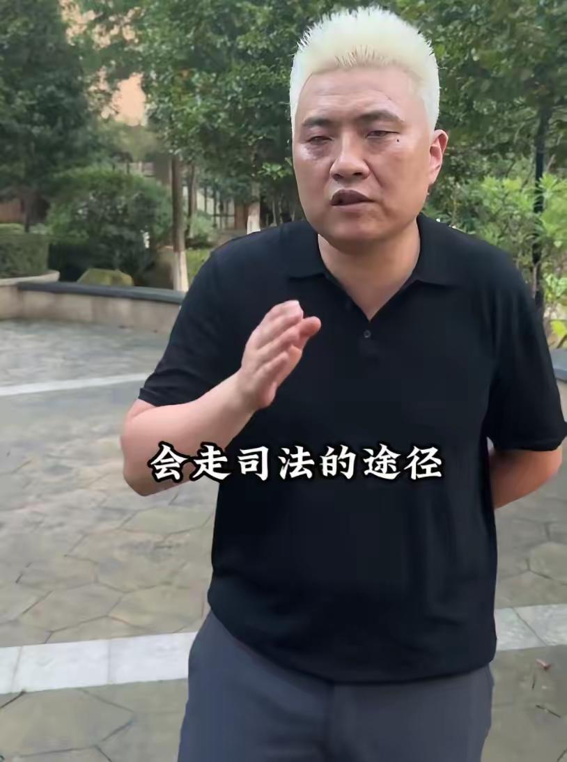 长沙车位风波又曝出全新的细节，闵先生公开表态，当初开车拦路、主动激化冲突的眼镜男