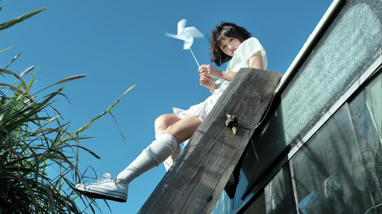 来看一下这组照片，作品以逆光为核心创作手法，将人物转化为富有故事感的剪影，与蓝天