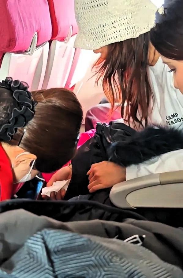 3月11日，北京飞香港的航班上，一名女乘客只顾着玩手机，未在规定用餐时间内用餐。