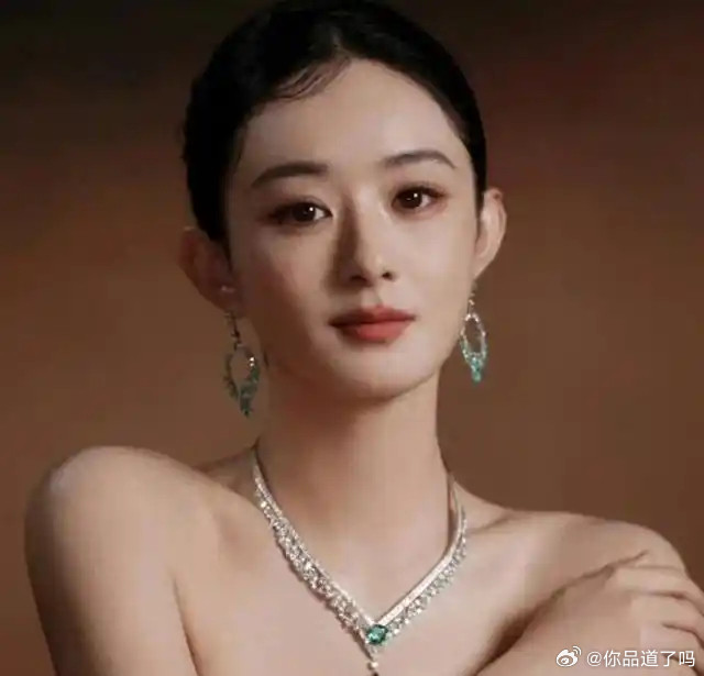 网上刷到赵丽颖粉丝在那儿念叨，说她这两年没什么事业心。确实，这两年她的剧不怎么景