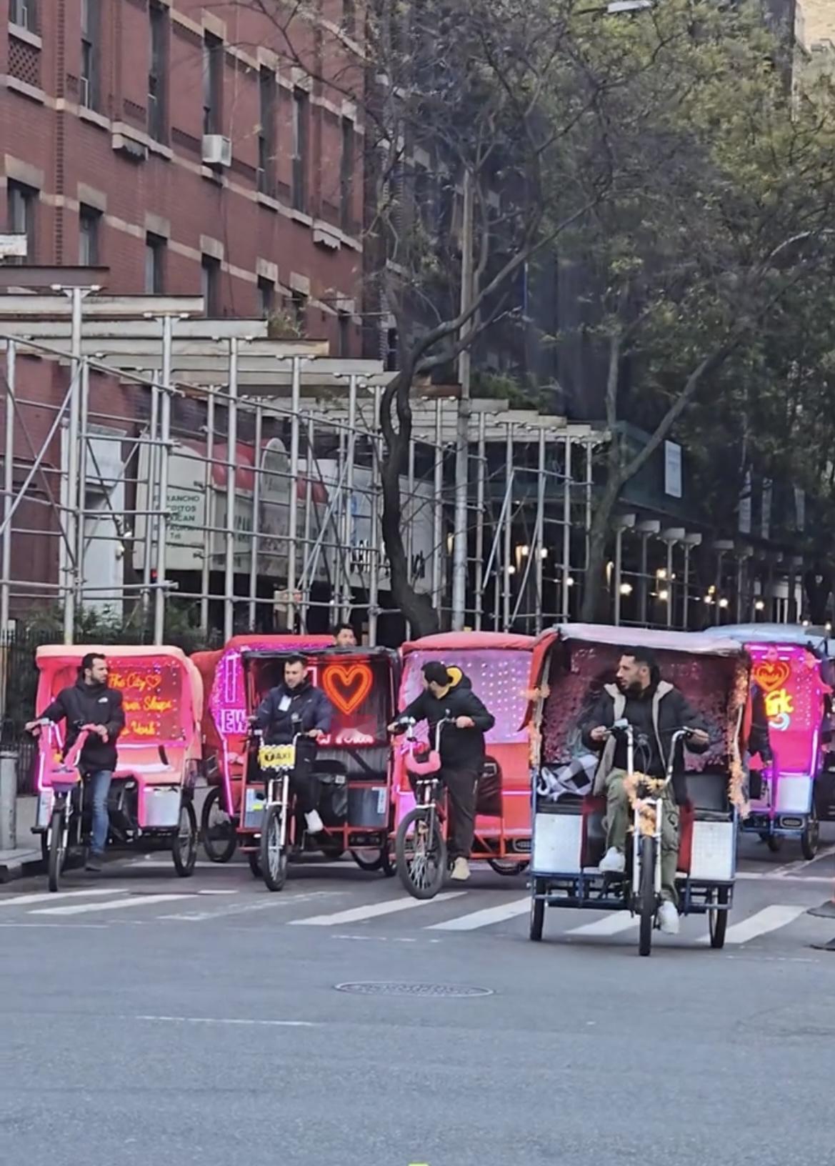 这不是在孟加拉而是在纽约，美国人也开始当上了人力车夫，游客每分钟收费9-13美元