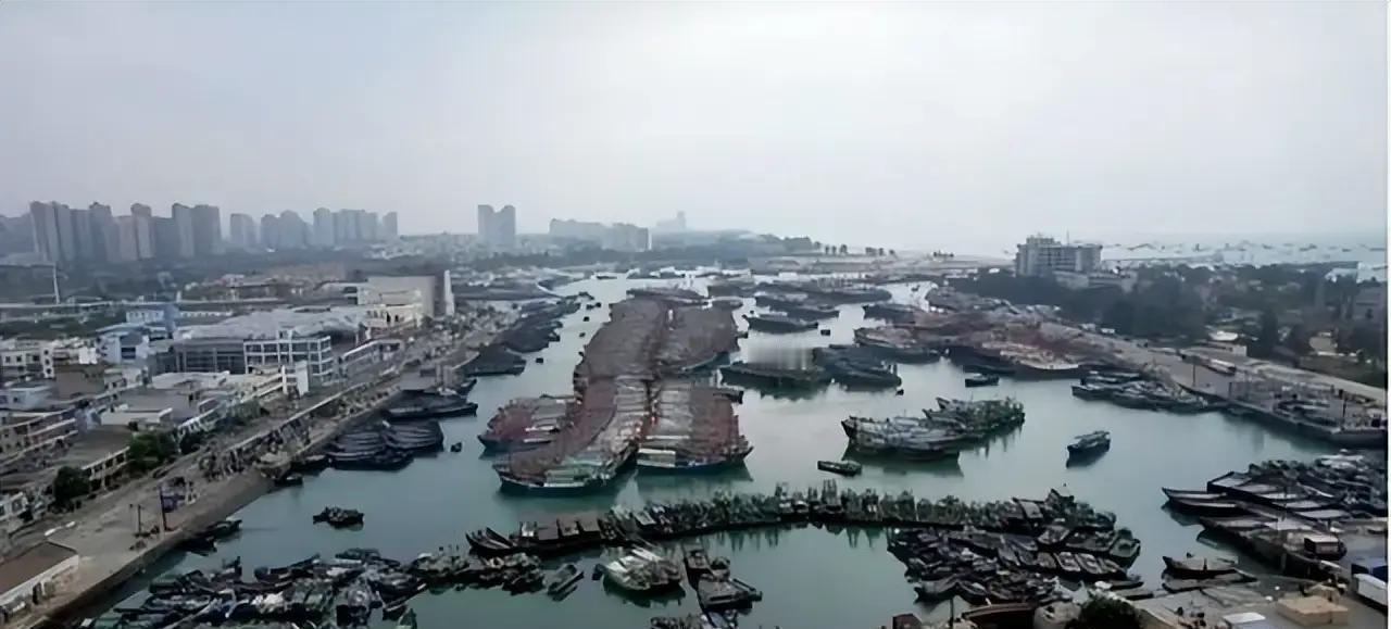 现在去广西北海侨港镇，你或许只会被街头的糖水和越南卷粉迷得晕头转向，还以为这是哪