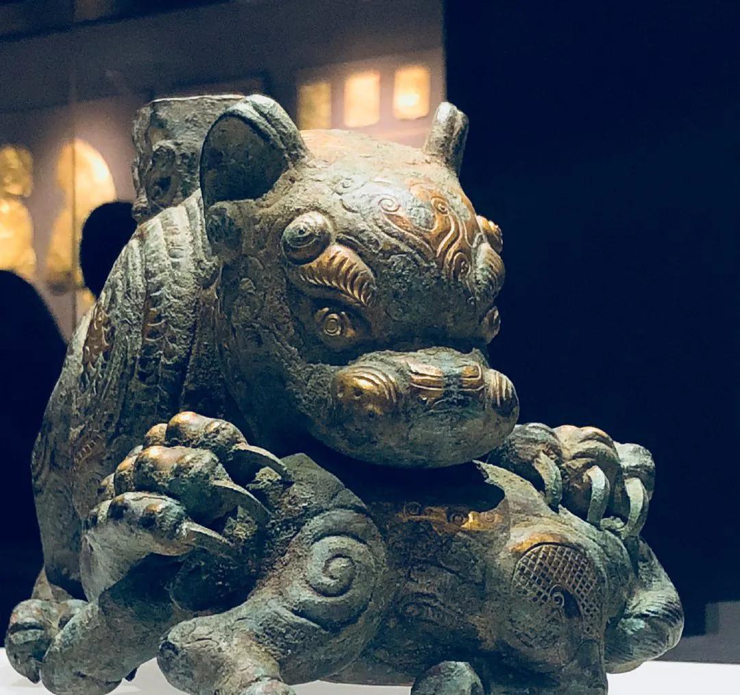 1967年，甘肃老农山上砍柴时突遇老虎，他拿起砍柴刀就要与之决斗，却发现老虎竟然