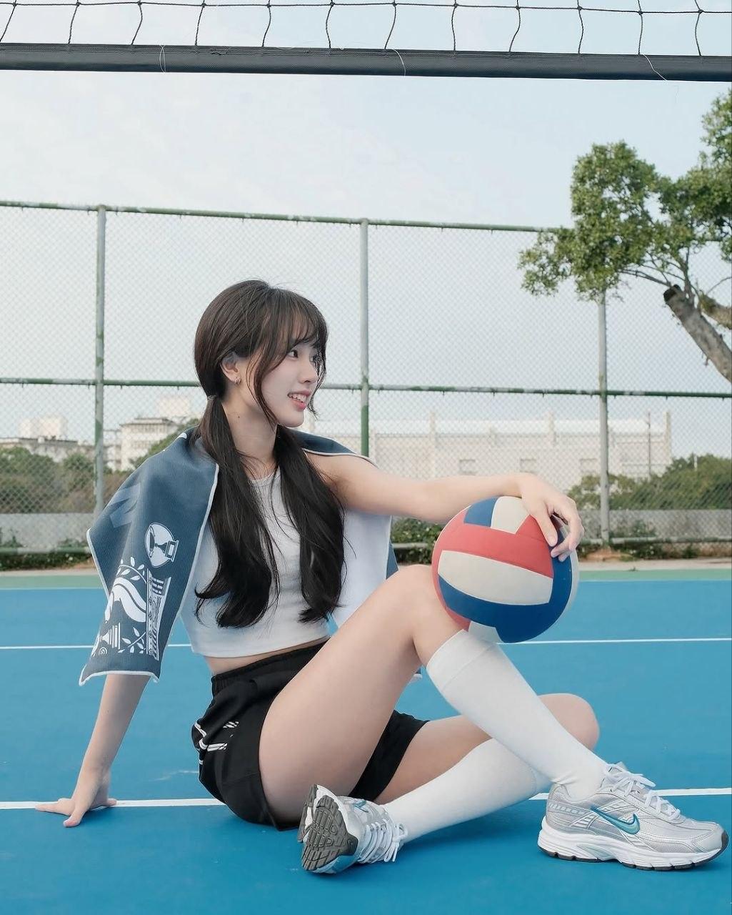 阳光下的运动少女，挥洒青春与活力！🌞🏐👗活力少女运动系美人运动少女自拍