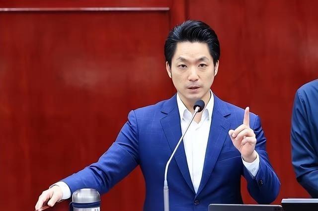 蒋万安是否曾承认自己是中国人？看他给儿子取的名字就知道了。一个名字，通常只是