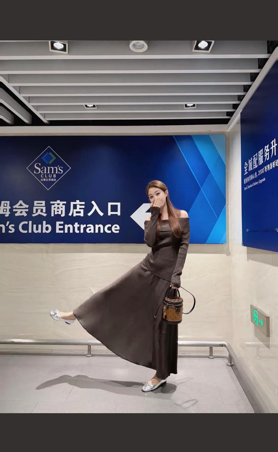 优雅出行，长款大衣搭配时尚包包，展现时尚风范。