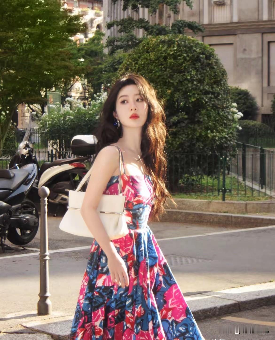 8月19日，杨紫七夕营业，手捧鲜花，红唇，波浪卷，吊带花裙，漫步街头，港风味十足