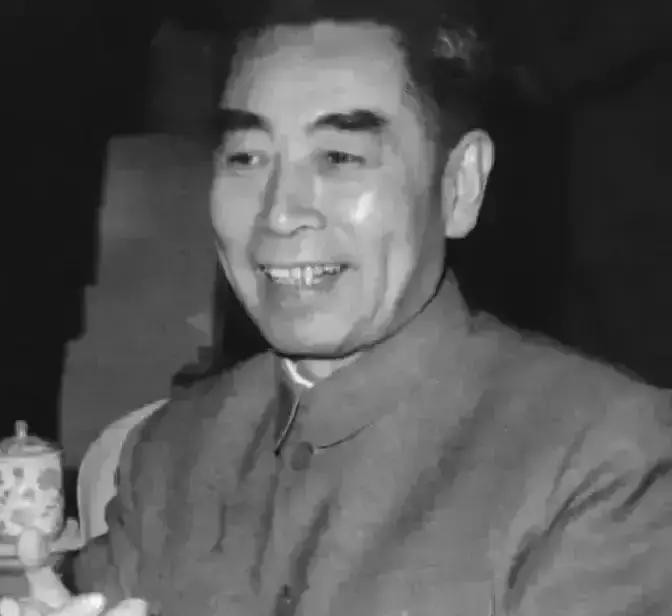 1964年，有一天，毛主席和周总理正在谈话时，毛主席突然问了一句：“五十多年了，你怎么不回家乡？”这