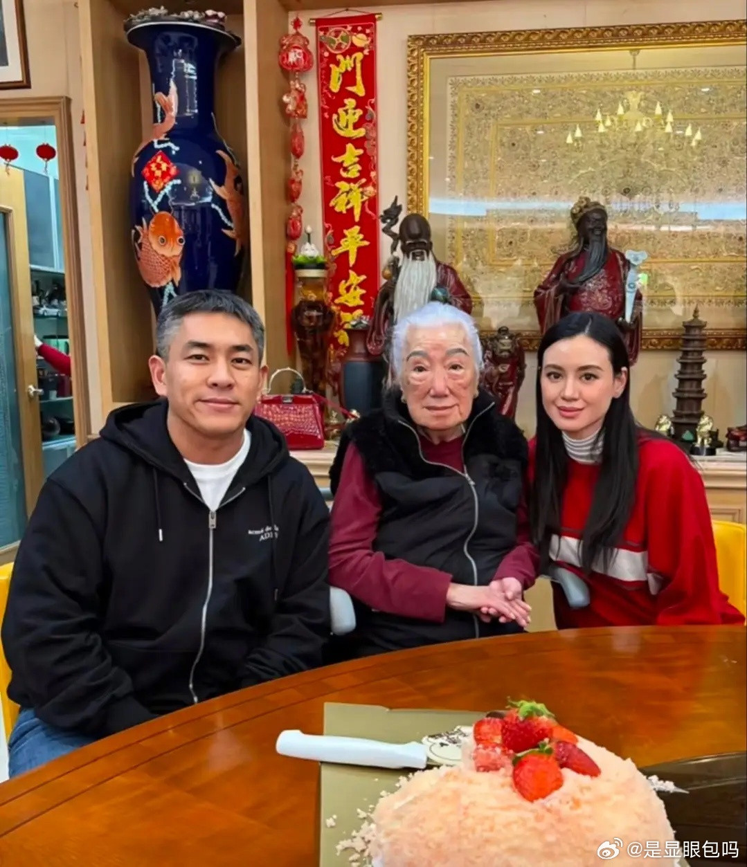 名媛林恬儿为许晋亨侄媳庆生，穿露背装大秀美背，懒理离婚传闻！
