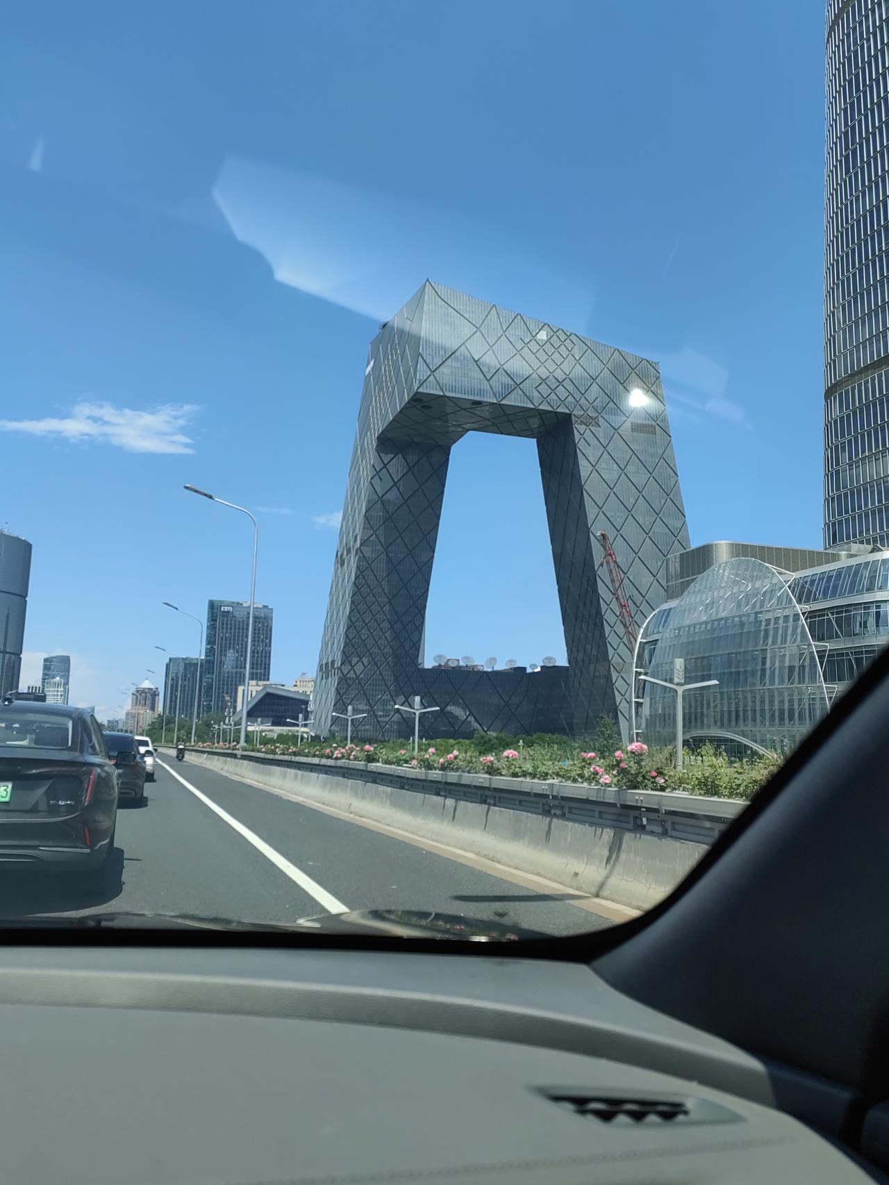 下午忽然了下起了雹子，我让老公去接孩子放学，他竟然跟我说不去。下午我跟车出