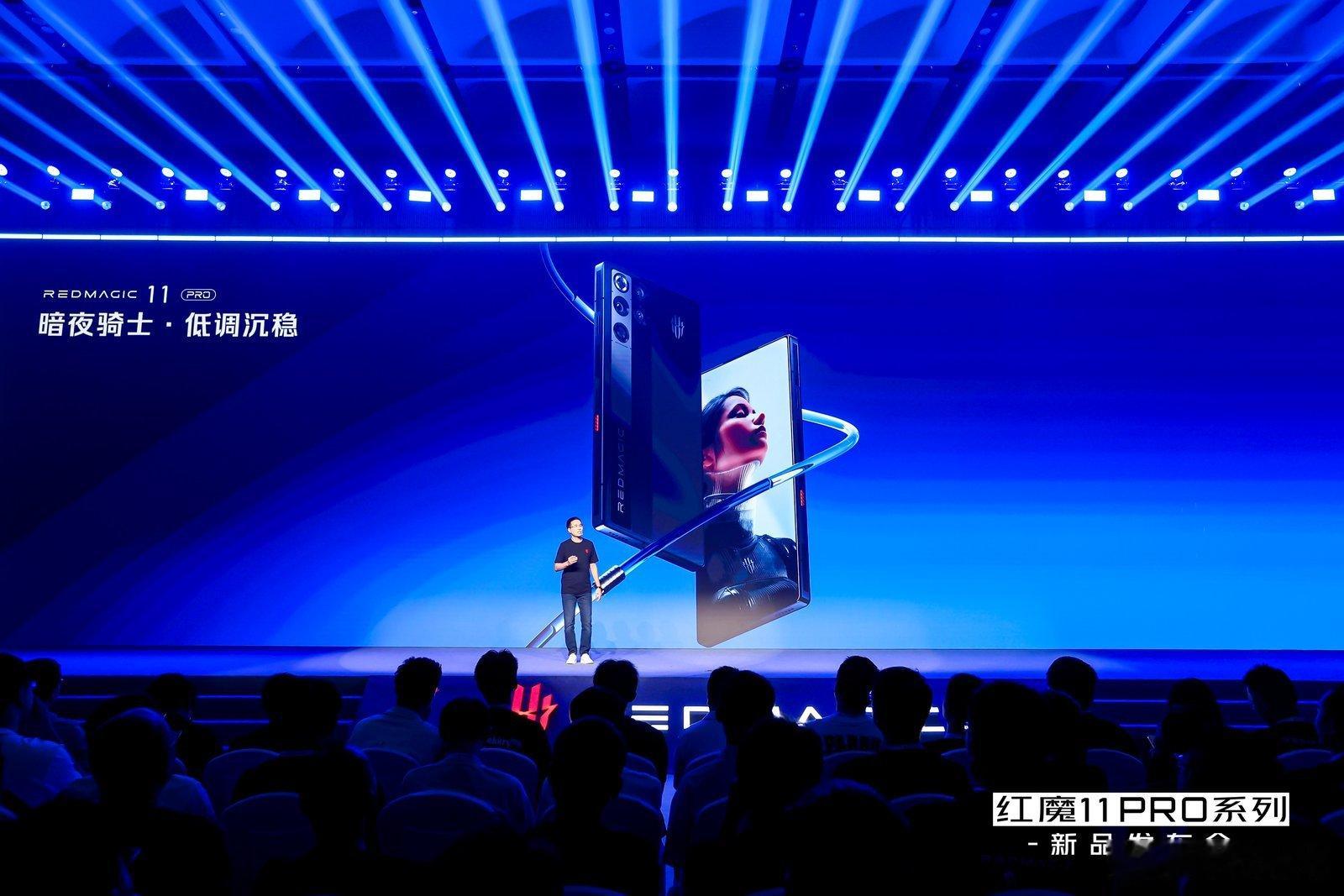 红魔11Pro正式亮相，刹那看主要亮点⬇️赛博朋克风：设计非常高调，特别是透明